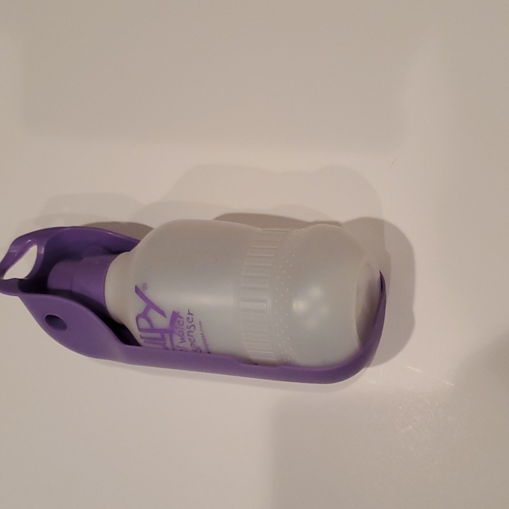 Gulpy pet water dispenser